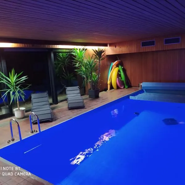 Park Villa Ferienwohnung mit Pool und 3 Schlafzimmer, хотел в Илцен