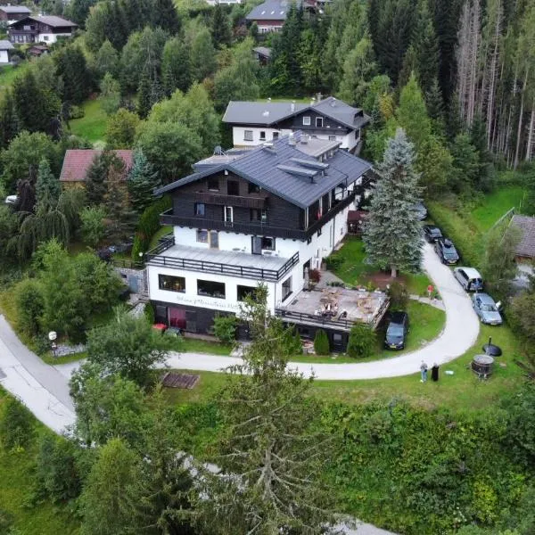 Blue Mountain Hotel, hotel di Arriach