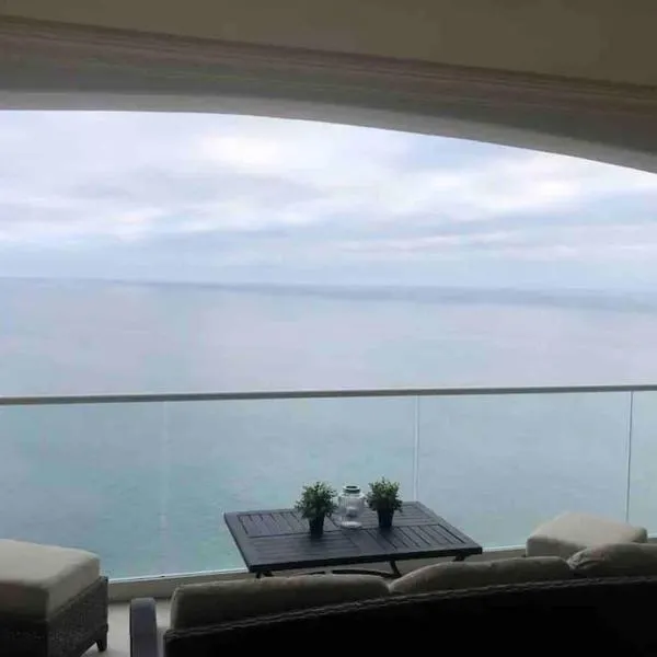 Ocean Front Condo @ Las Olas Grand – hotel w mieście Puerto Nuevo