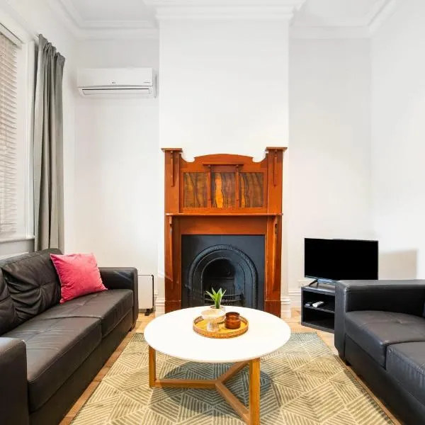 Beachside Cottage Glenelg Sth, hotel in Glenelg