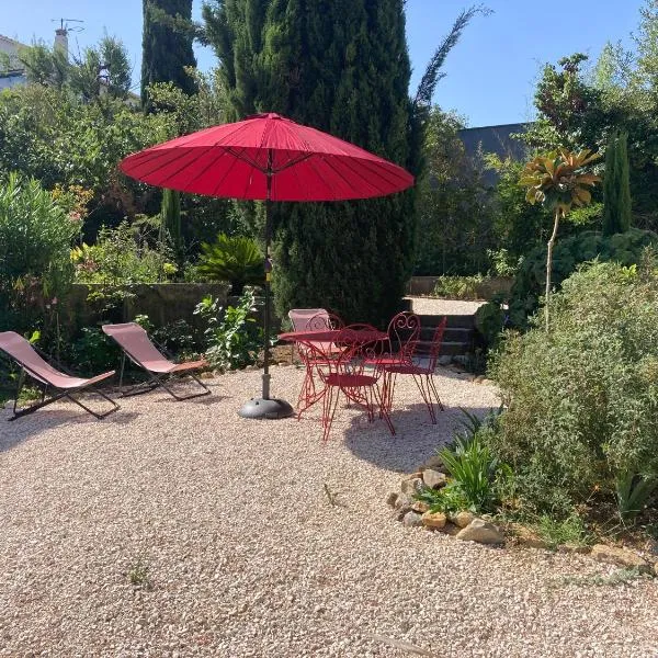 Haut de villa avec terrasse privative jardin et parking tout près des plages, hotel v destinácii Toulon
