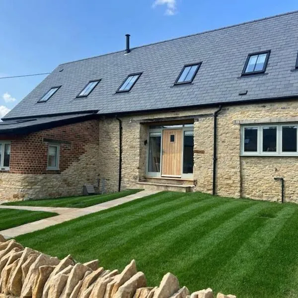 Luxury Barn near Soho Farmhouse, hotel in Middle Barton