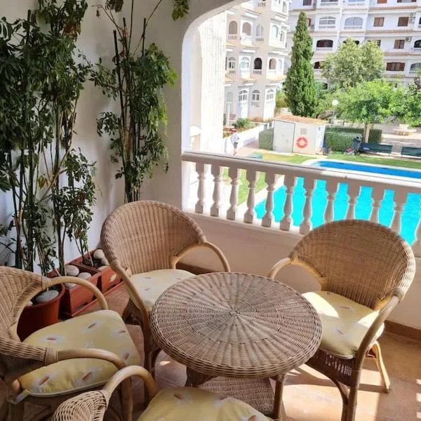 Nice and cozy flat with pool next to the beach, khách sạn ở Albir