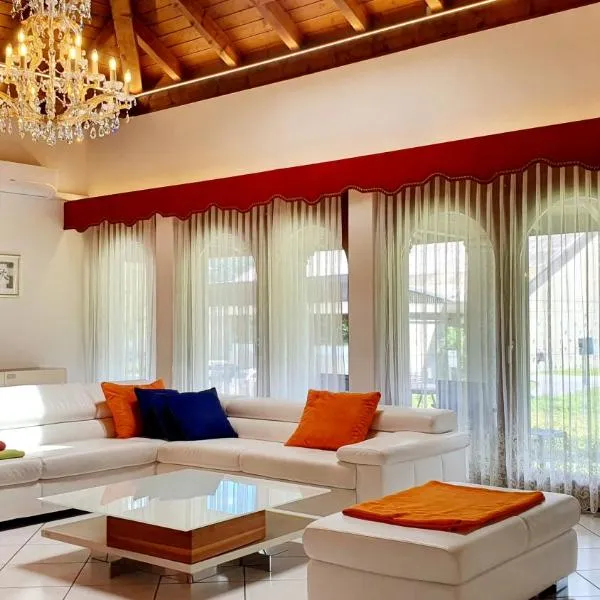 Luxuriöse Villa Romantica, hotel v destinaci Gampel