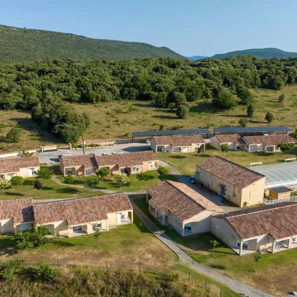 Park & Suites Village Gorges de l'Hérault-Cévennes، فندق في Brissac