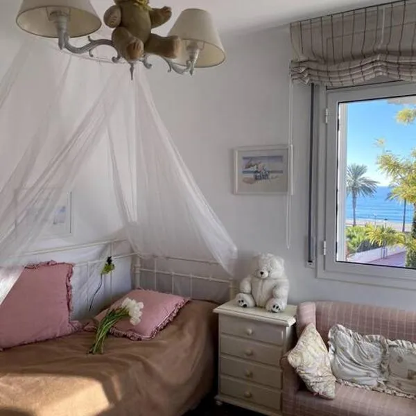 La Digue Beach House, hotel v destinaci San Vicente de Calders