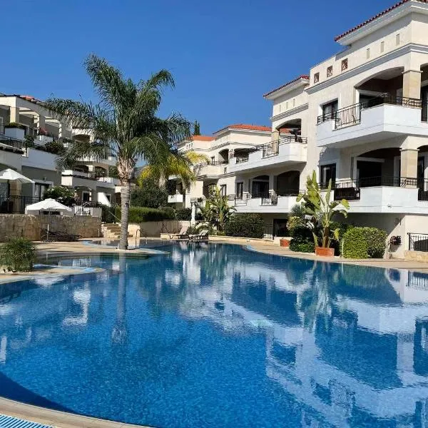 Eleona's Royal Gardens By Yiota - Luxury 2 Bed Apartment in Exclusive Complex, hotel in Peyia