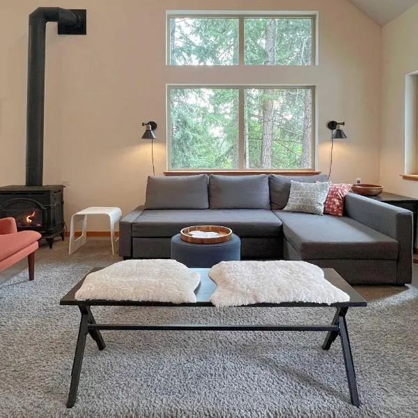 Modern Beaver Valley Cabin w/ Hot Tub & Games!, hotel Leavenworthben