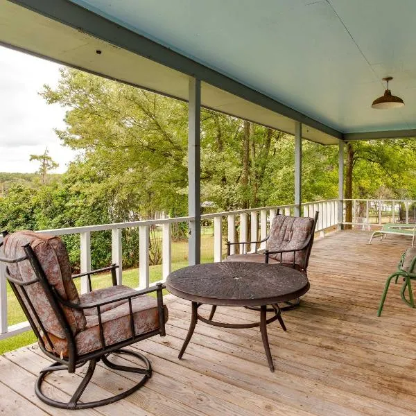 Doyline Cottage with Large Porch and Lake Access!, hotel in Doyline