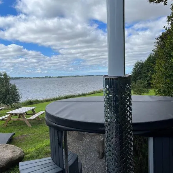 Hytte-vandudsigt-Hottub-hygge, hotel v destinaci Holbaek