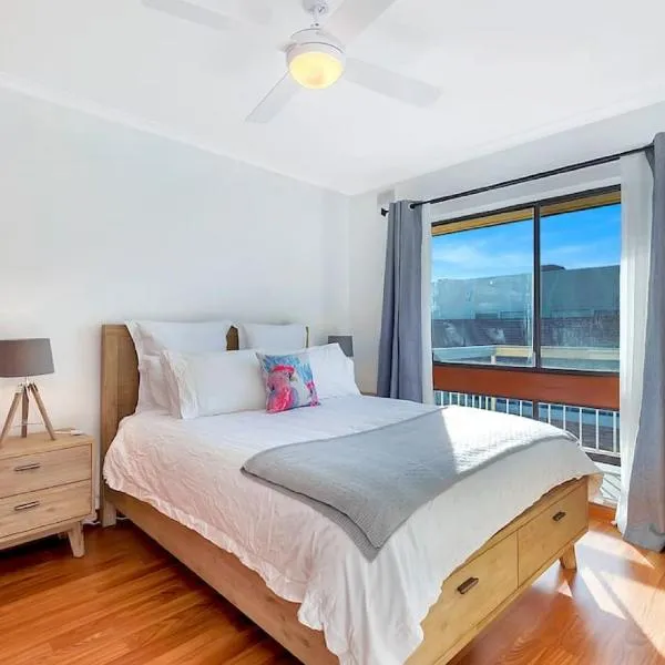 Moments on Moseley - Walk to Glenelg Beach & Jetty, hotel in Glenelg