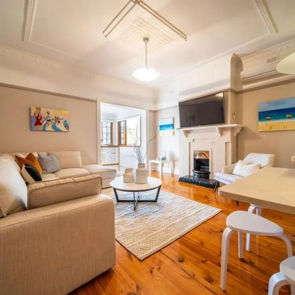 The Fourth at Sussex House - Beach Ease off Jetty Rd, hotel i Glenelg