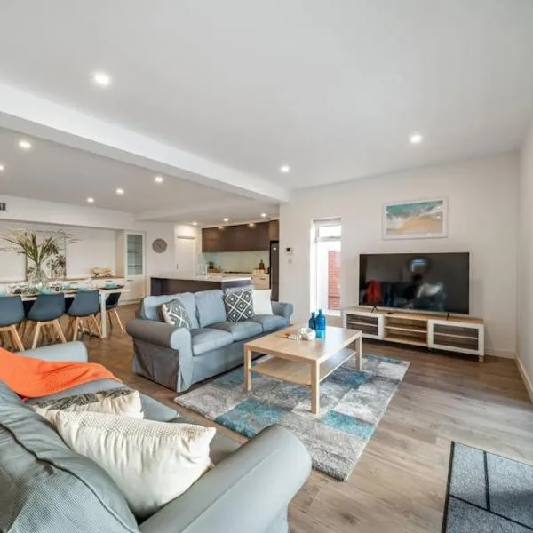 Level Up Henley - Modern Comfort near Beach & Dining, hotel in Grange
