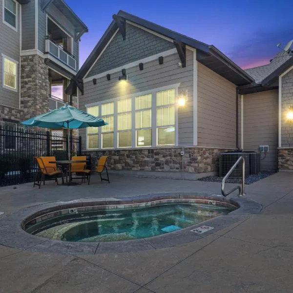 Butterfly themed Kings Apartment with private garage & access to Lux hot tub, BBQ & Gym, hotel v destinaci South Jordan