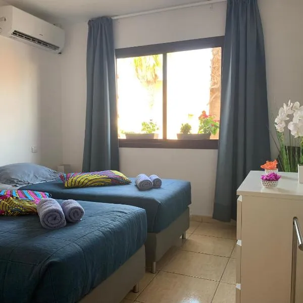 Bedroom with shared bathroom and swimming pool, hotel v destinaci Corralejo