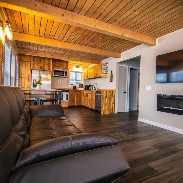 Cozy 3B with Yard 2 min to Downtown, hotel in Anchorage
