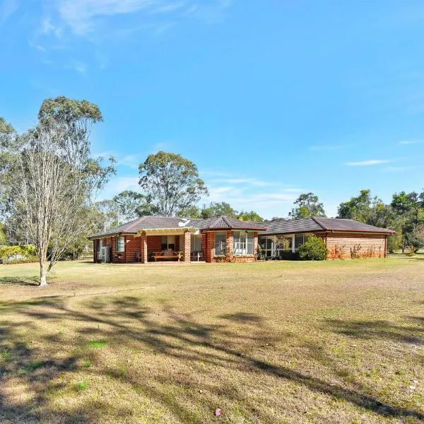 Home Among the Gum Trees - Lovedale. Central to wineries and wedding venues, hotel in Lovedale