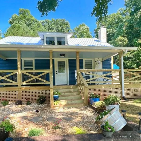 Riverside Relaxer w/Hot Tub+Fire Pit +Wifi & view, hotel in Franklin