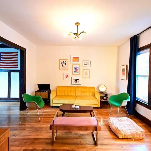 Luxe Mid-Century Styled Historic Townhouse #2, hotel v destinaci Detroit