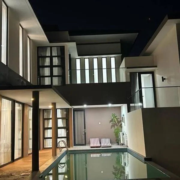 4BR Private Villa with Pool in the Heart of city โรงแรมในBatu Ampar