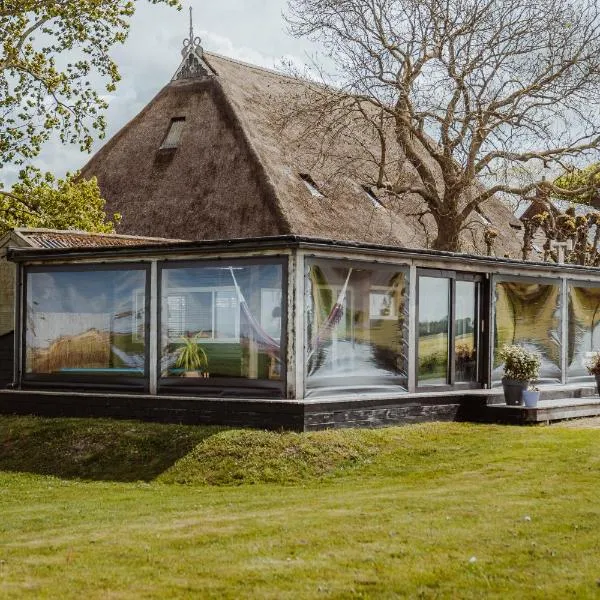 Tiny Farm House met hot tub., hotel in Menaldum