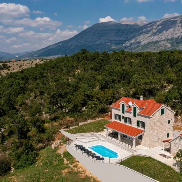 Escape on Lake - private retreat with Pool & Jacuzzi, hotel i Vrlika