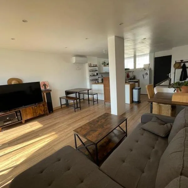 Joli duplex de 75m2 à 10mn à pieds de la plage、ル・ラヴァンドゥーのホテル
