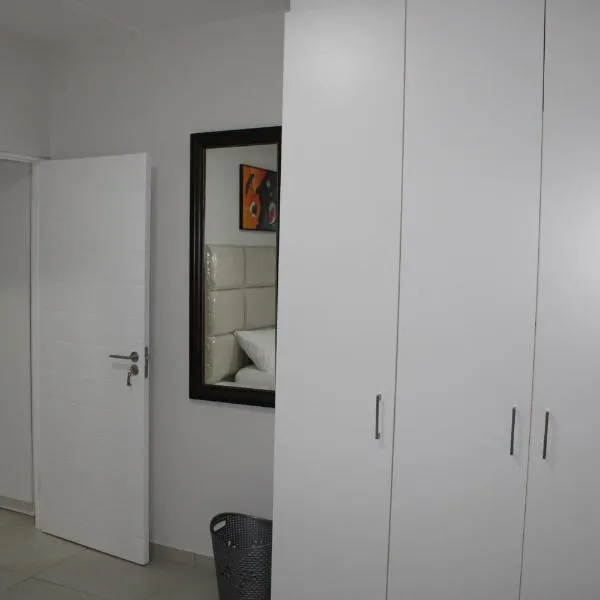 Fun modern two bed apartment in fourways, khách sạn ở Sandton