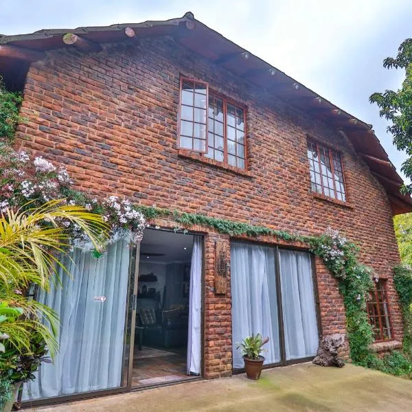 CASTLE COTTAGE Self catering fully equipped homely 120sqm double story king bed cottage in a lush green neighborhood, hotel in Inchanga Park