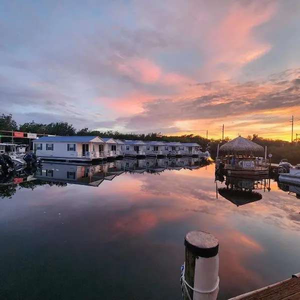 Aqua Lodges At Hurricane Hole Marina, hotel in Bay Point