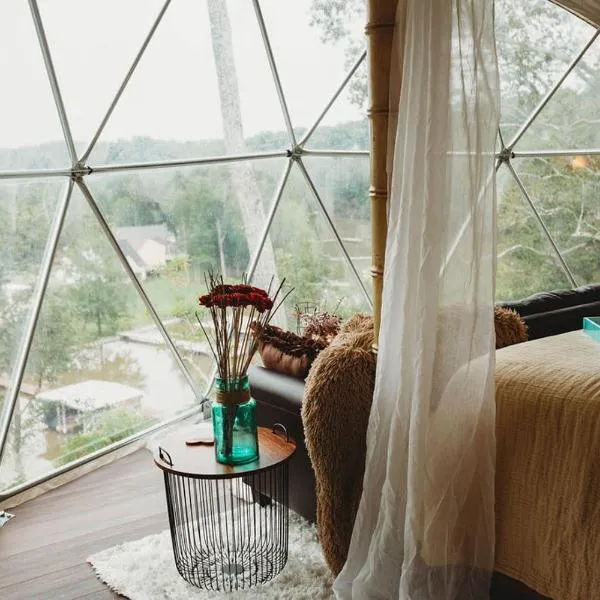 WATERFRONT LUXURY GLAMPING DOME, hotel v destinaci Rogersville