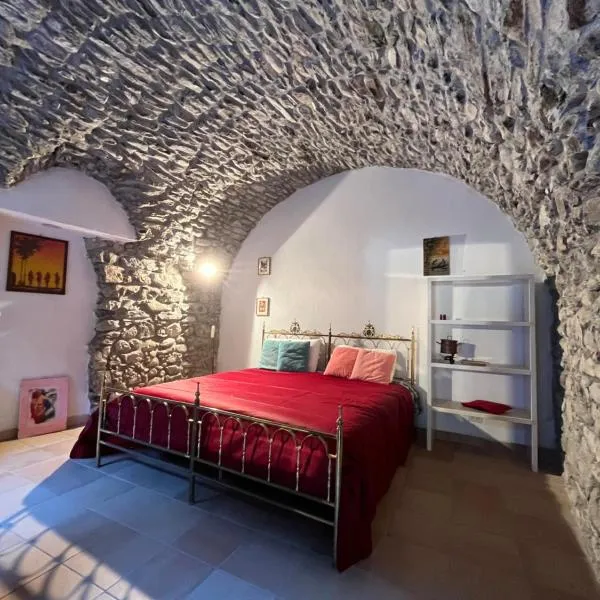 Casa Victoria - Full equipped stone house, hotel in Rocchetta Nervina