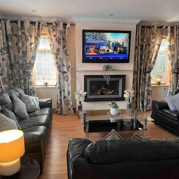 Luxury Home in Dublin WiFi TV B&B Close to City Centre, hotell i Lucan