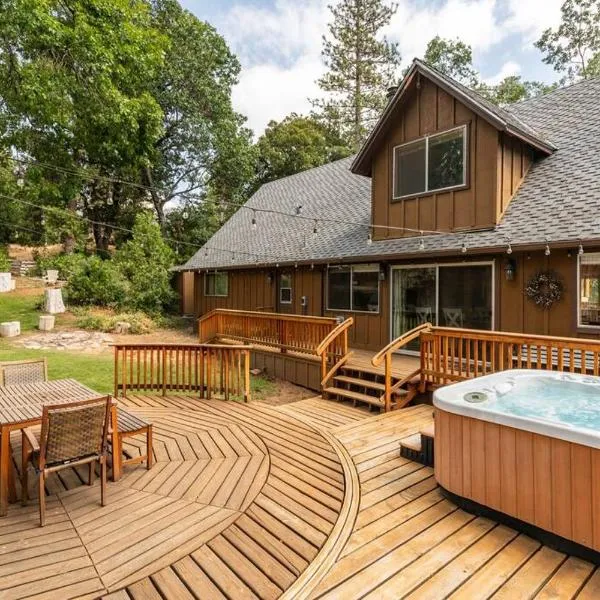 Sequoia Retreat- Spacious Cabin, Hot tub, & Sundeck, hotel in Ponderosa
