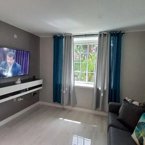 Modern Penthouse @ Sandcastles, hotel in Ocho Rios