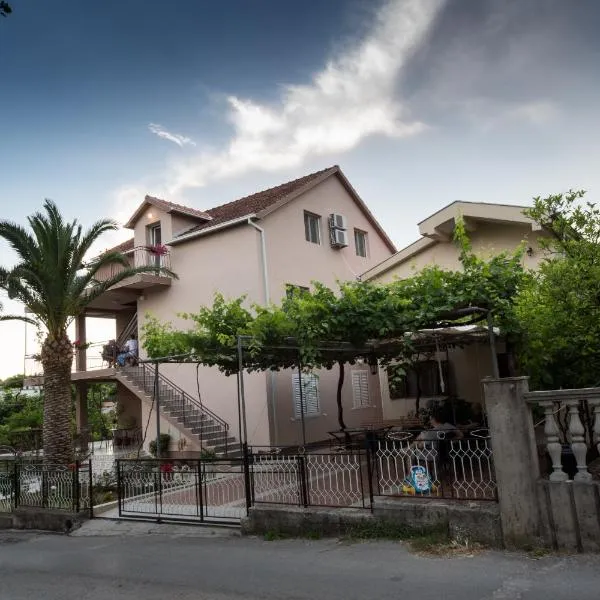 Apartments Pavićević, hotel v Tivate