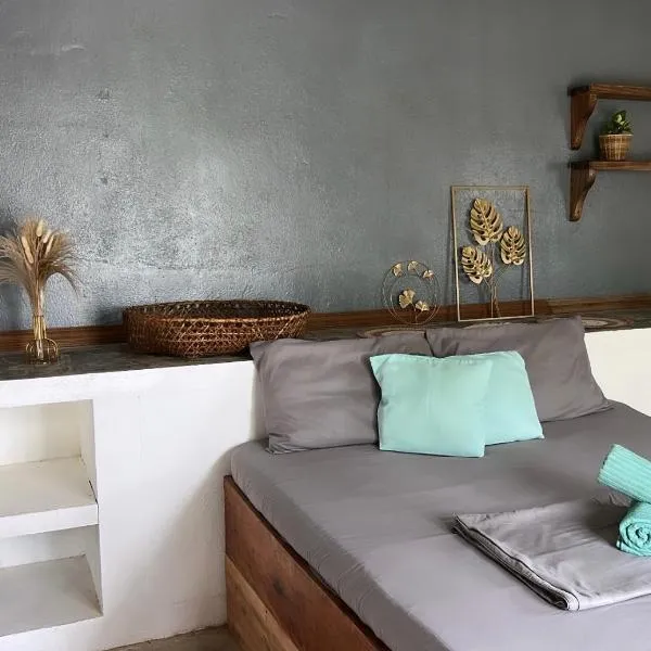 Yay Lodge SIARGAO, spacious room with AC & hot shower and fast Starlink Wifi, hotel en General Luna