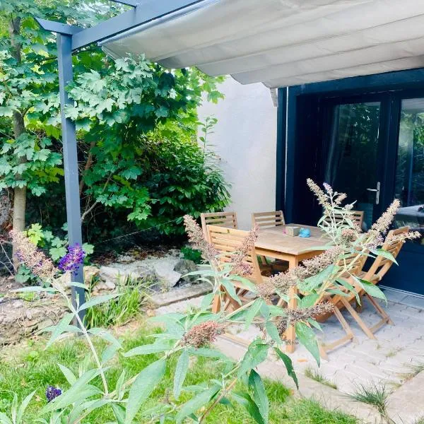Duplex climatisé avec une terrasse sur jardin، فندق في ممورنسي