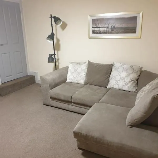 large comfortable 1st floor apartment with private yard, hotel in Longtown