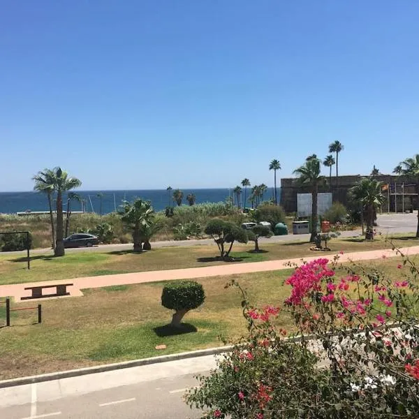 Palm Beach Apartment in La Duquesa、マニルバのホテル