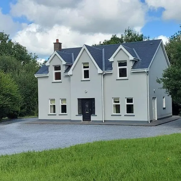 Home in Ennis, hotel in Newhall Cross Roads