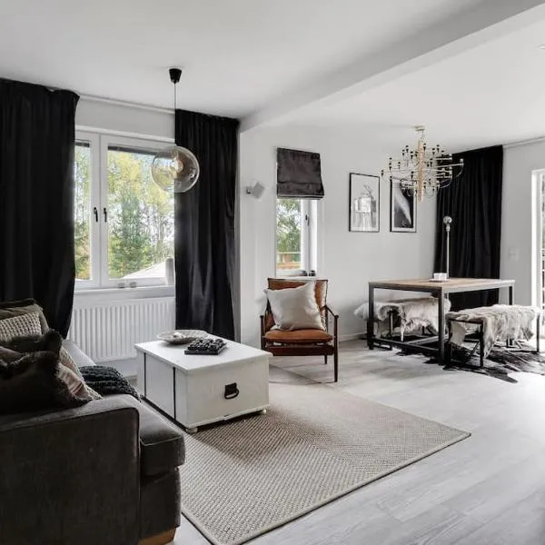 Mysig lägenhet med bastu 5 minuter från Järvsöbacken, hotel v destinaci Järvsö