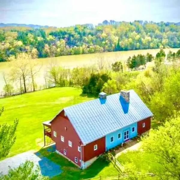 The Barn at Evermore: riverfront retreat w/hot tub, hotel in Luray