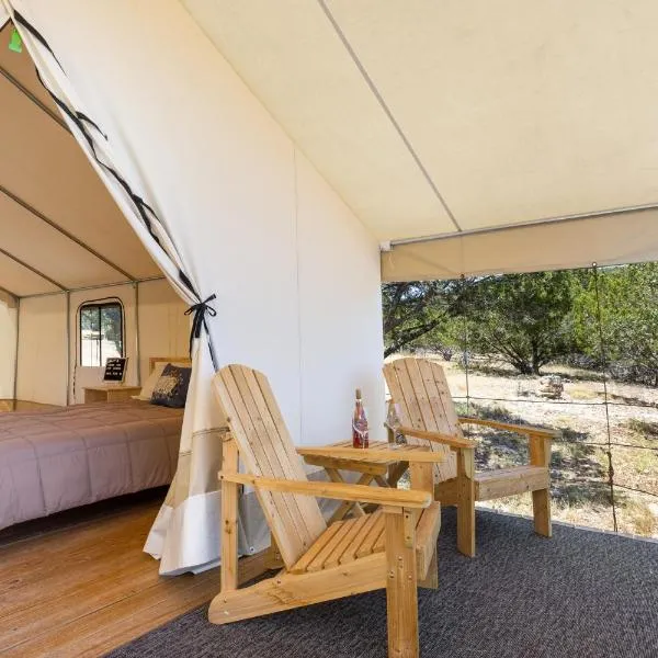 Cozy Glamping Retreat with Stargazing Skies, Hotel in Boerne