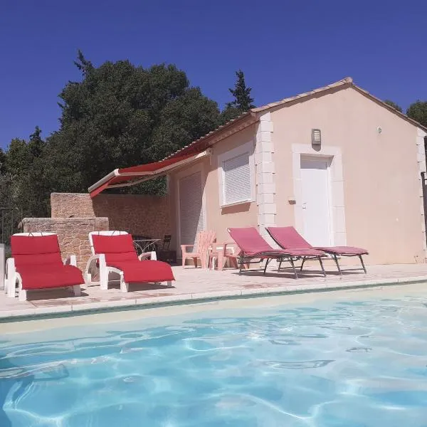La Clastre location d'un studio avec piscine et clim près d'Uzès, hotel v destinácii Bourdic