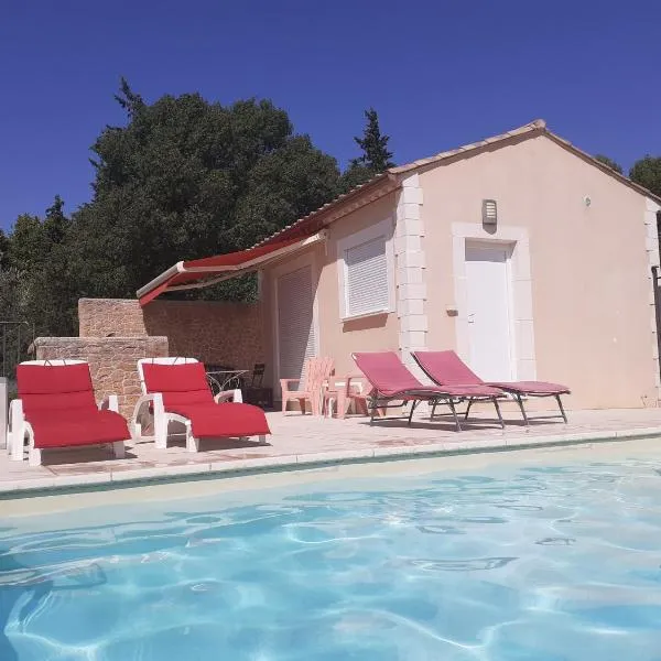 La Clastre location d'un studio avec piscine et clim près d'Uzès, hotel in Moussac