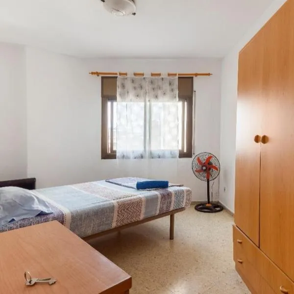 Habitación grande con cama familiar – hotel w mieście Esplugues de Llobregat