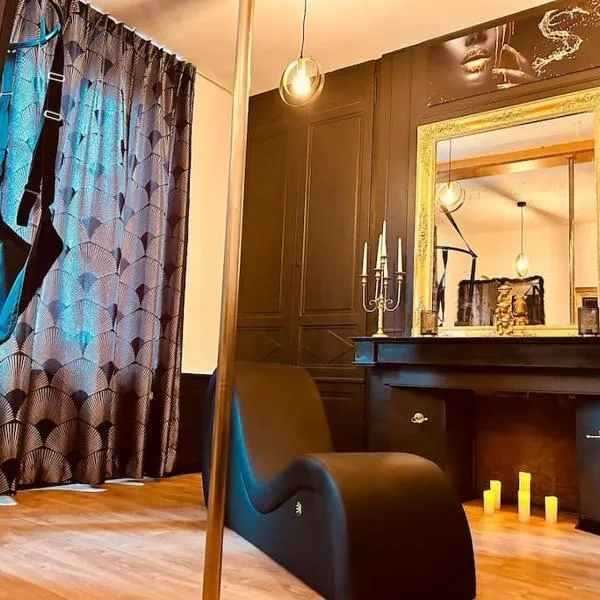 Love room « L'étreinte dorée », hotel v destinaci Illiers