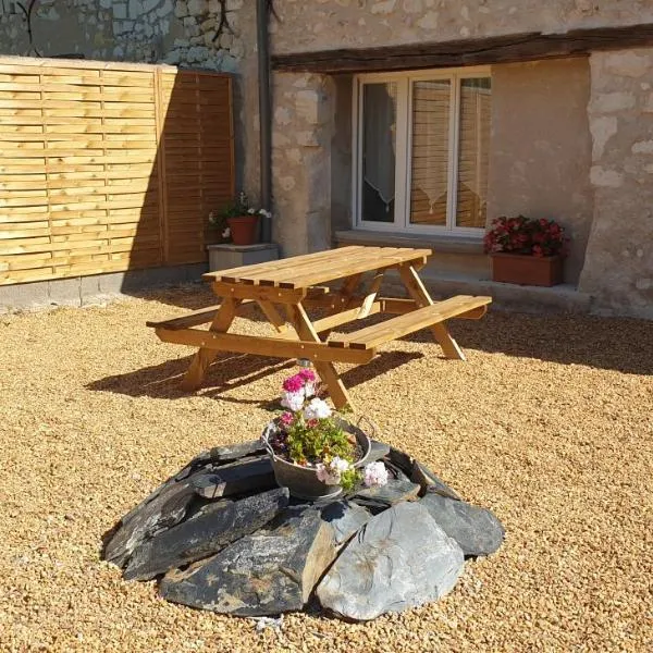 Maison dans hameaux au calme, hotel en Gizeux