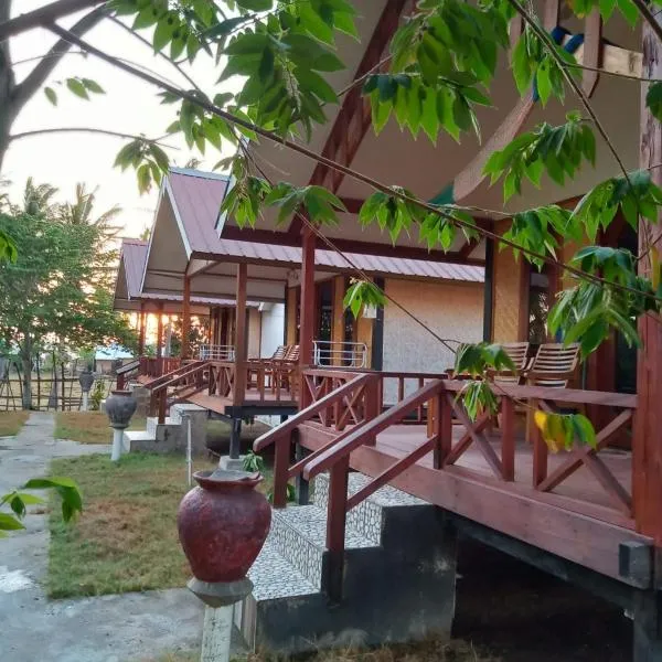 Why Not Bar And Bungalows, hotel in Pawenang